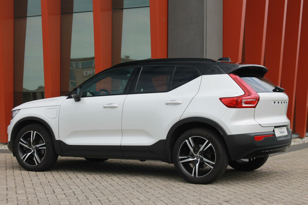 Volvo XC40 T4 Recharge R-Design | Stoelverwarming | Panoramadak | Parkeercamera | Glossy Black | Keyless 46159141-2.jpg | Van den Heuvel Auto's B.V.