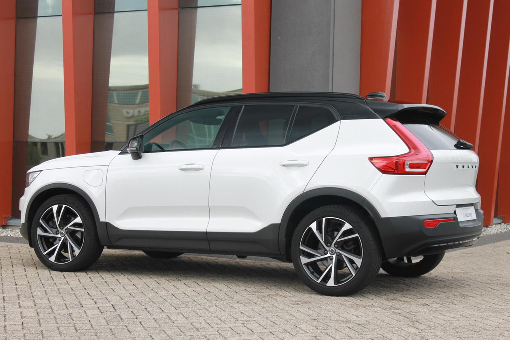 Volvo XC40 T5 Recharge R-Design | Stoelverwarming | 360° Camera | Pilot Assist | BLIS | H&K | Glossy Black | Keyless 47536229-2.jpg | Van den Heuvel Auto's B.V.