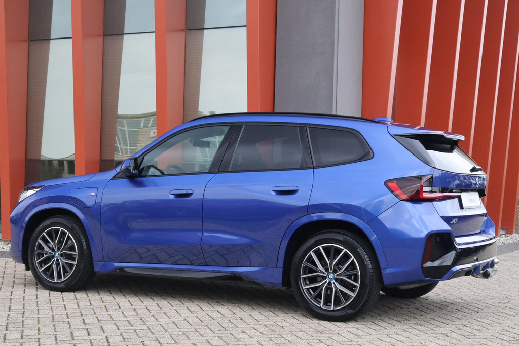BMW X1 xDrive25e | M-sport | Stoelverwarming | Trekhaak | Leder | HUD | 360° Camera | LED 49923069-2.jpg | Van den Heuvel Auto's B.V.