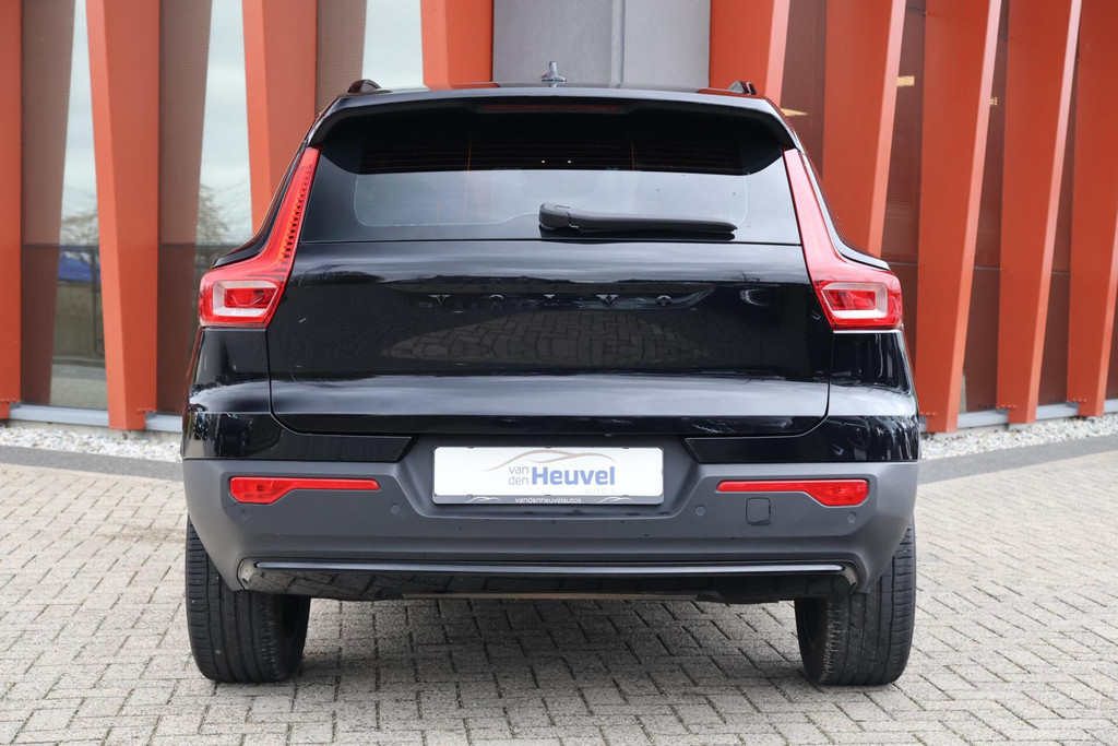 Volvo XC40 T4 Recharge Plus Dark | Stoelverwarming | Trekhaak | Parkeercamera| H/K | Keyless | Glossy Black 51626594-3.jpg | Van den Heuvel Auto's B.V.