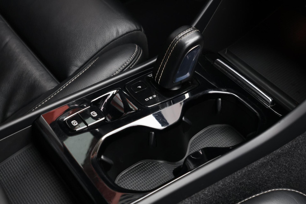 Volvo XC40 T4 Recharge R-Design | Stoelverwarming | Trekhaak | Leder | Parkeercamera | Pilot Assist | Keyless 52033270-38.jpg | Van den Heuvel Auto's B.V.