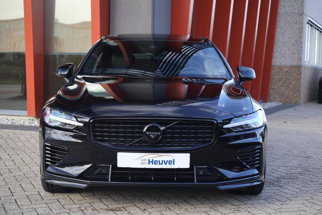 Volvo V60 T6 Recharge AWD R-Design | Panoramadak | Trekhaak | Stoelverwarming | BLIS | Pilot Assist | Harman / Kardon | Glossy Black 52887933-1.jpg | Van den Heuvel Auto's B.V.