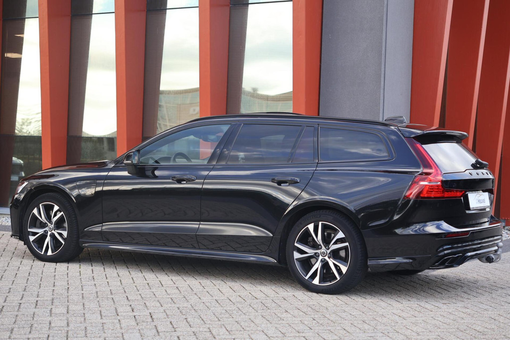 Volvo V60 T6 Recharge AWD R-Design | Panoramadak | Trekhaak | Stoelverwarming | BLIS | Pilot Assist | Harman / Kardon | Glossy Black 52887933-2.jpg | Van den Heuvel Auto's B.V.