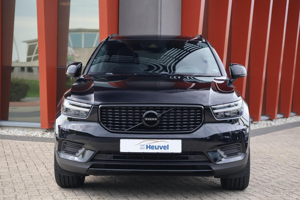 Volvo XC40 T4 Recharge Black Edition| Stoelverwarming | Trekhaak | Parkeercamera | Panoramadak | H/K | Glossy Black | Keyless 53218731-1.jpg | Van den Heuvel Auto's B.V.