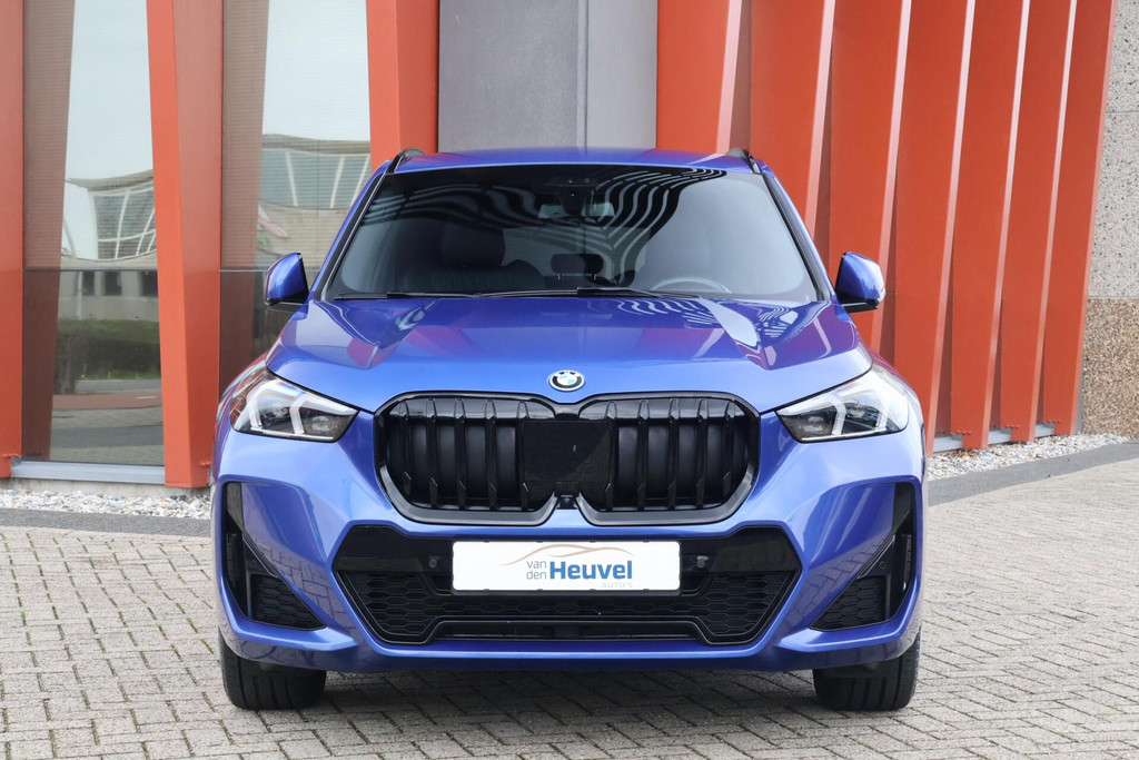 BMW X1 xDrive25e | M-sport | Stoelverwarming | Trekhaak | Leder | HUD | 360° Camera | LED 53931330-1.jpg | Van den Heuvel Auto's B.V.