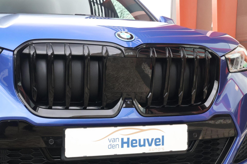 BMW X1 xDrive25e | M-sport | Stoelverwarming | Trekhaak | Leder | HUD | 360° Camera | LED 53931330-4.jpg | Van den Heuvel Auto's B.V.
