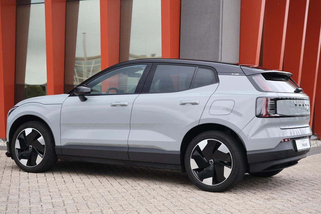 Volvo EX30 Single Motor Extended Range Plus 69 kWh | Stoelverwarming | Trekhaak I H/K | Pilot Assist | BLIS | Parkeercamera | Glossy Black 54323313-2.jpg | Van den Heuvel Auto's B.V.