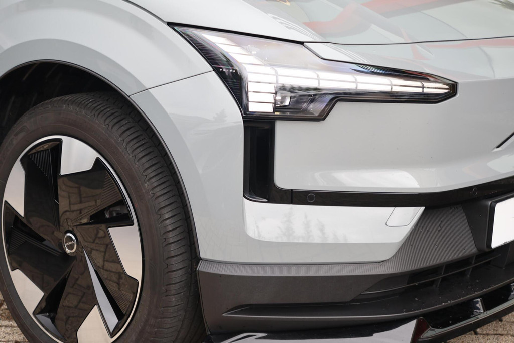 Volvo EX30 Single Motor Extended Range Plus 69 kWh | Stoelverwarming | Trekhaak I H/K | Pilot Assist | BLIS | Parkeercamera | Glossy Black 54323313-4.jpg | Van den Heuvel Auto's B.V.
