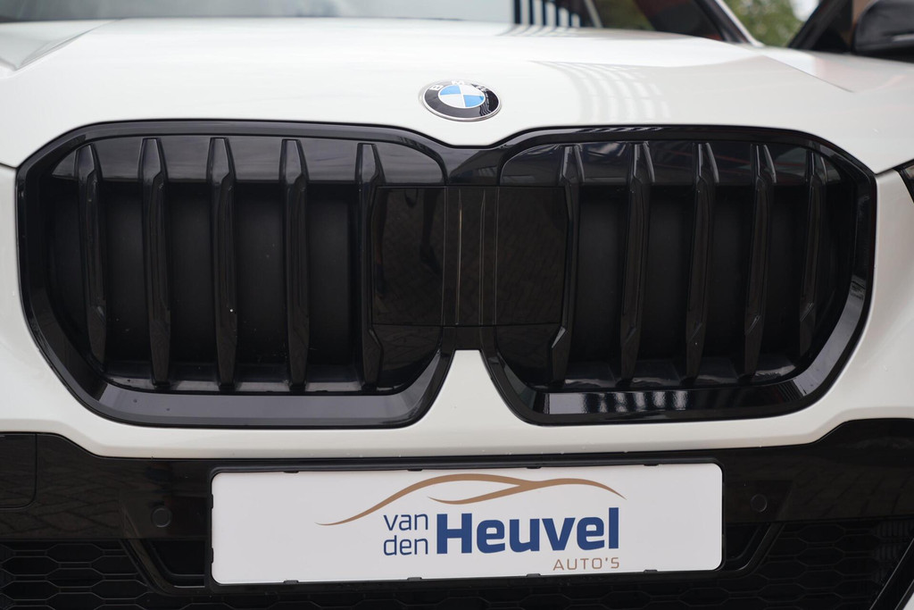 BMW X1 sDrive18i | M-Sport | Stoelverwarming | Trekhaak | Parkeercamera | Dodehoek | Lm Velgen | Mem. Stoel | 55689800-4.jpg | Van den Heuvel Auto's B.V.