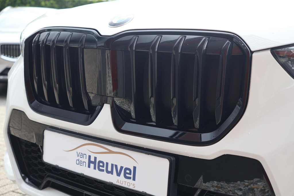 BMW X1 sDrive18i | M-Sport | Stoelverwarming | Trekhaak | Parkeercamera | Dodehoek | Lm Velgen | Mem. Stoel | Stoelverwarming 56077330-4.jpg | Van den Heuvel Auto's B.V.