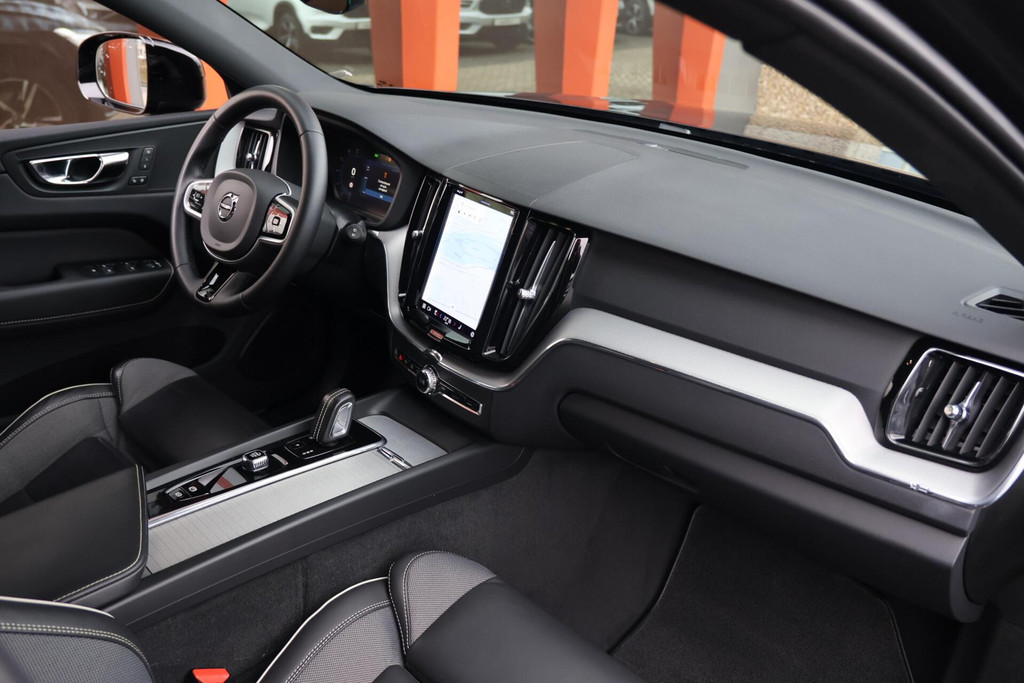 Volvo XC60 T6 Recharge AWD R-Design | Stoelverwarming | Parkeer Camera | Panoramadak | Memorystoel | Keyless 56327092-18.jpg | Van den Heuvel Auto's