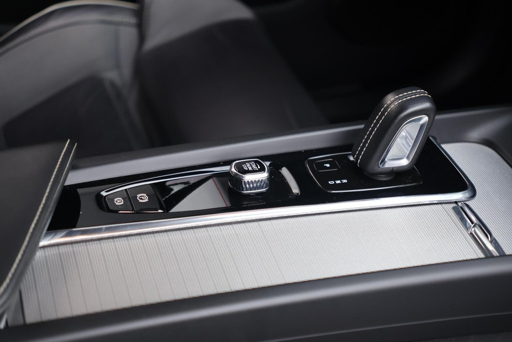 Volvo XC60 T6 Recharge AWD R-Design | Stoelverwarming | Parkeer Camera | Panoramadak | Memorystoel | Keyless 56327092-26.jpg | Van den Heuvel Auto's