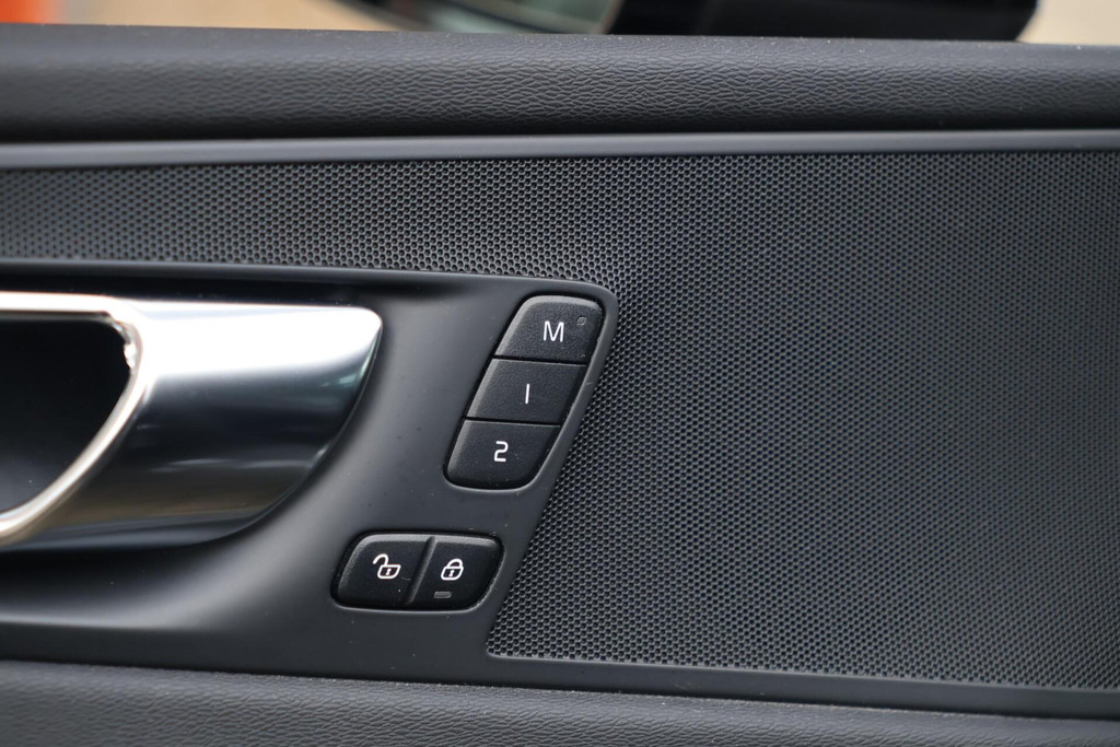 Volvo XC60 T6 Recharge AWD R-Design | Stoelverwarming | Parkeer Camera | Panoramadak | Memorystoel | Keyless 56327092-30.jpg | Van den Heuvel Auto's