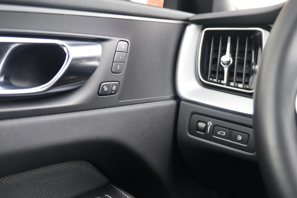 Volvo XC60 T6 Recharge AWD R-Design | Stoelverwarming | Parkeer Camera | Panoramadak | Memorystoel | Keyless 56327092-33.jpg | Van den Heuvel Auto's