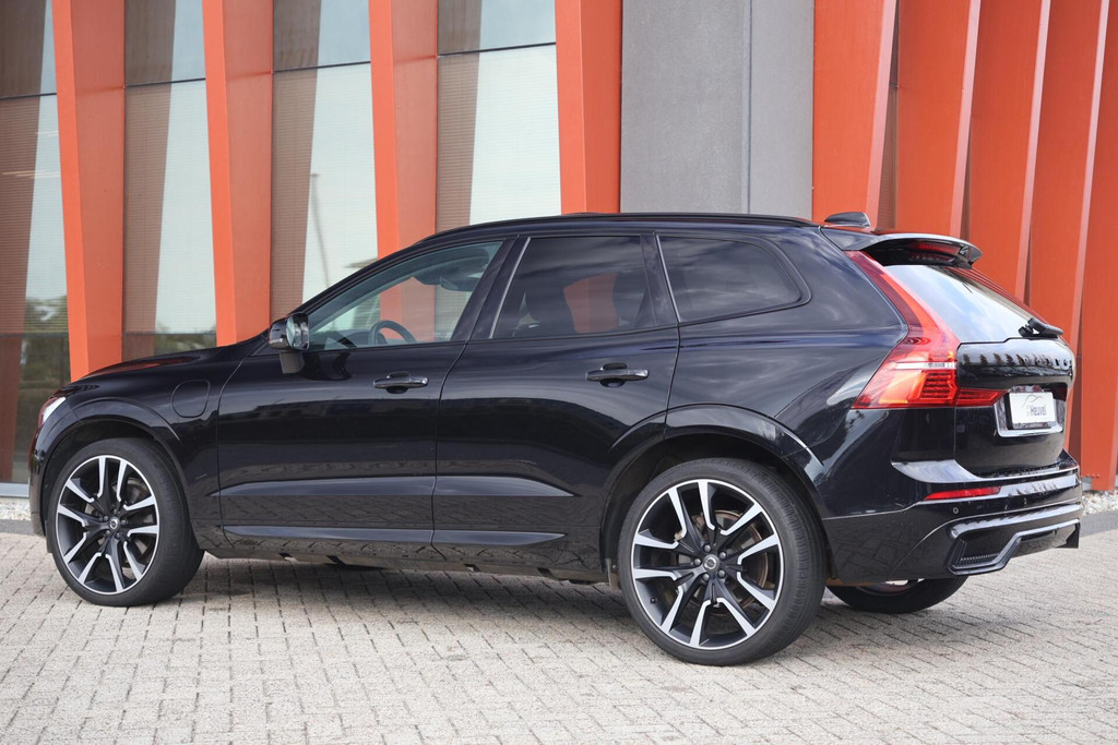 Volvo XC60 T6 Recharge AWD Plus Dark | Stoelverwarming | Trekhaak | Parkeercamera | Leder | Pilot Assist | Keyless | Glossy Black 57357437-2.jpg | Van den Heuvel Auto's B.V.