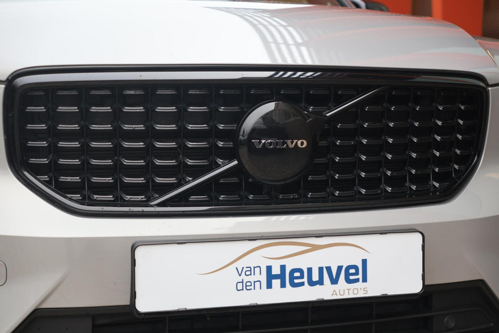 Volvo XC40 T4 Recharge Ultimate Dark | Stoelverwarming | Trekhaak | Parkeercamera | Panoramadak | H/K | BLIS | Pilot Assist | Glossy Black 57424151-4.jpg | Van den Heuvel Auto's B.V.